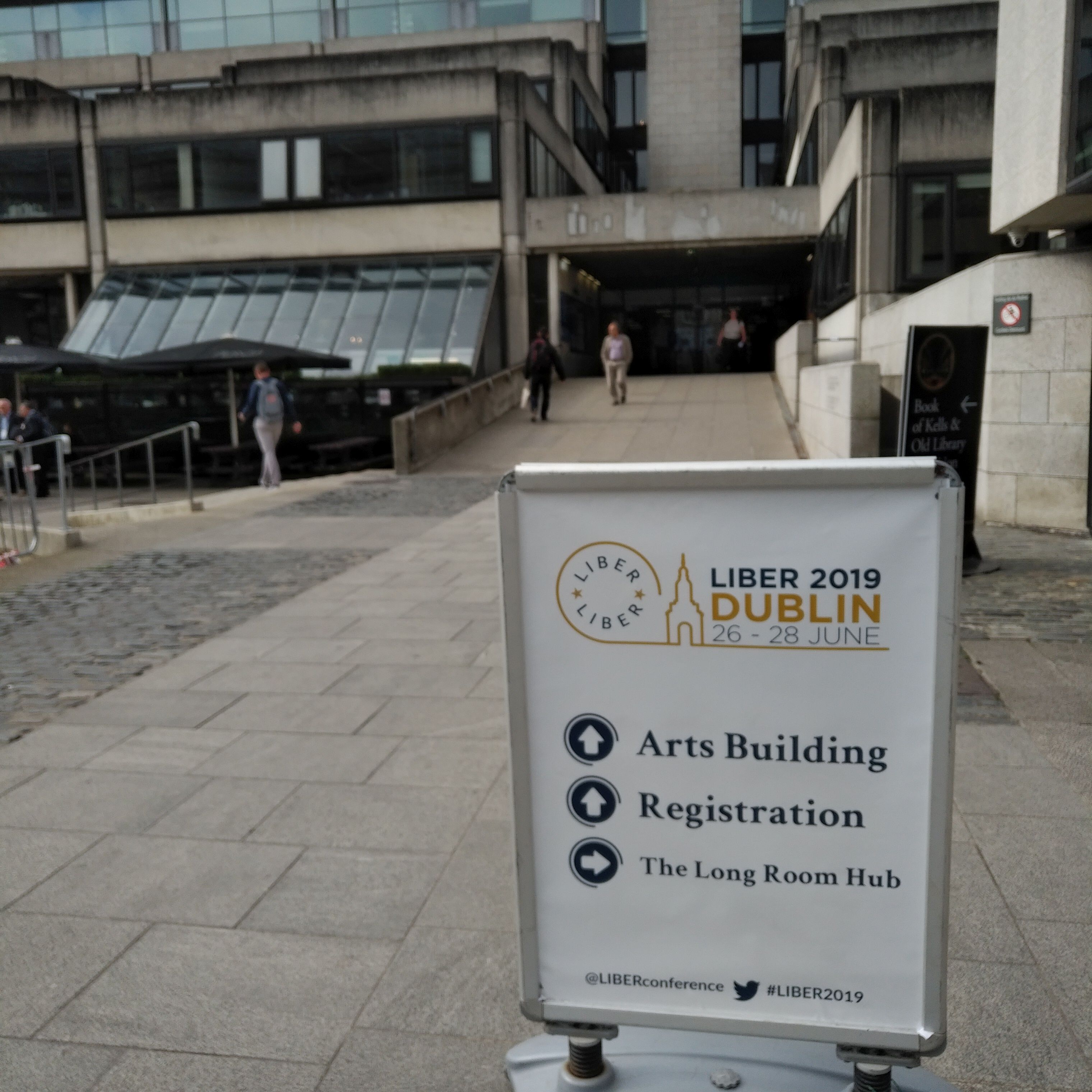 Schild zur LIBER2019-Tagung vor dem Arts Buildung auf dem Campus des Trinity College Dublin