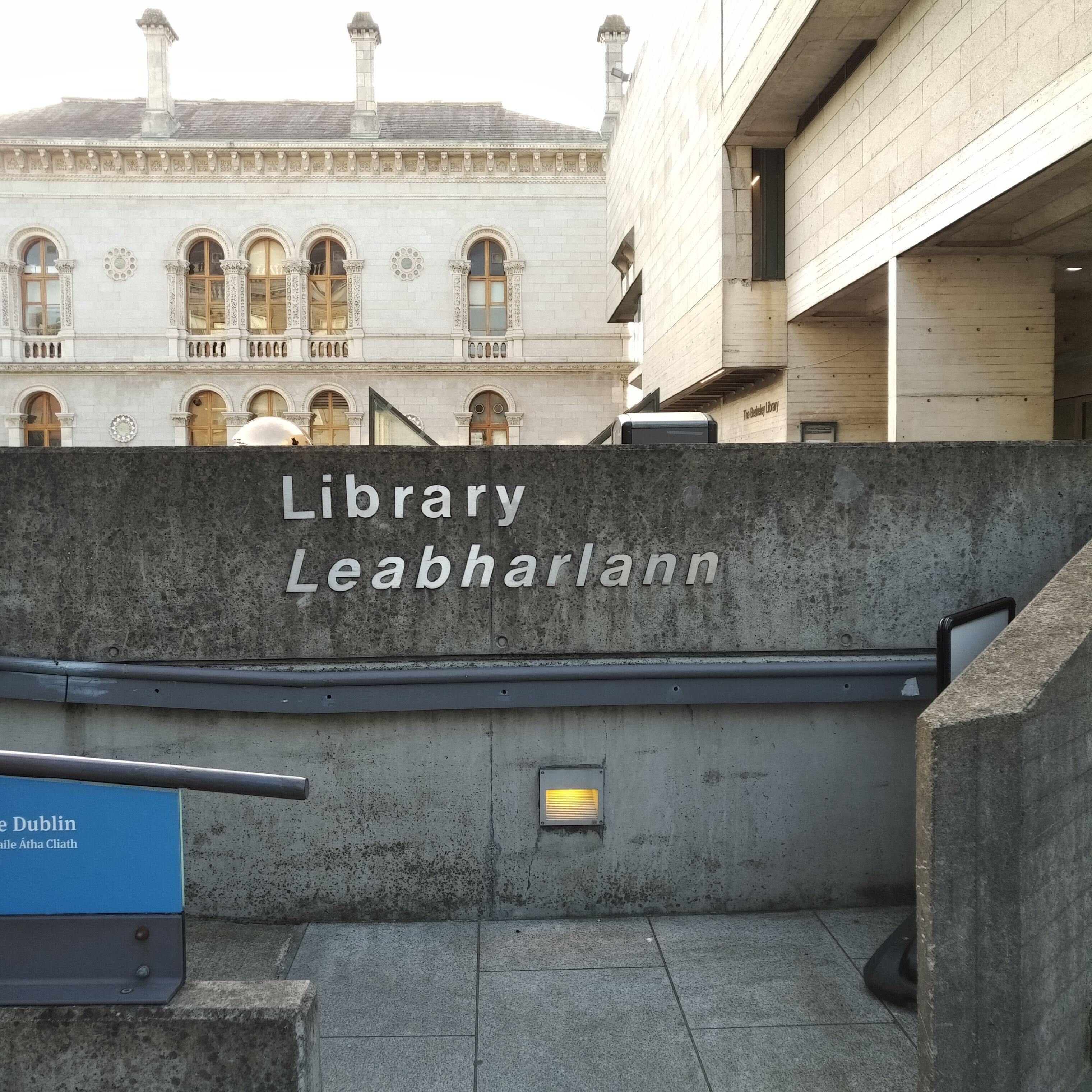 Schild an der Bibliothek des Trinity College Dublin