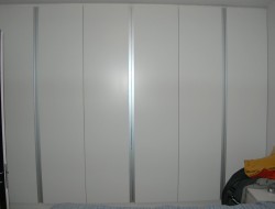 kleiderschrank frontal