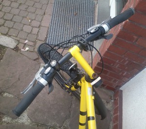 der notlenker. hat wacker ausgeholfen, aber mit ihm sah das fahrrad nach dem aus, was es ist: nach einem simplen alten mountainbike ...